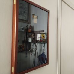 Wanddisplay aus Holz mit Samt-Innenausstattung für 49 Zippo-Feuerzeuge.