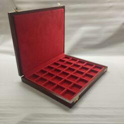 Estuche para monedas con 30 compartimentos (40x40 mm), ideal para colecciones de tamaño medio.