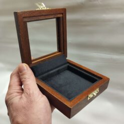 Wooden case for coins or medals, with a 75x75 mm inner compartment. Ideal for numismatists.